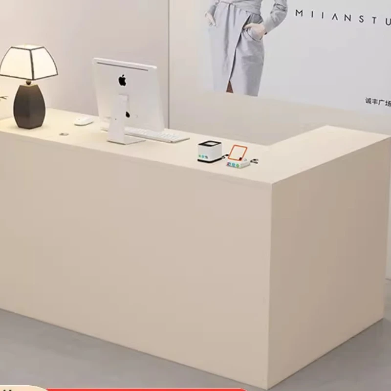 Biurka recepcyjne zakrzywione  – Office Furniture Rental recenzja i cena